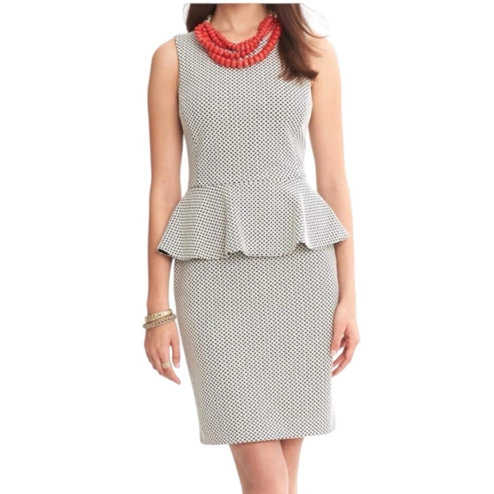 BANANA REPUBLIC, WOMENS, SLEEVELESS, PEPLUM DRESS. BLACK & WHITE PRINT. SIZE 4